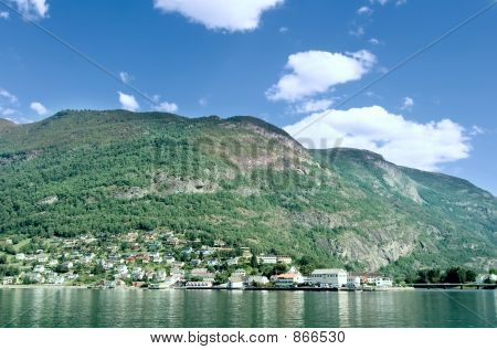 Bjerglandsby i en Fjord