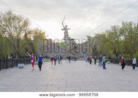 Mamayev Kurgan with tourists