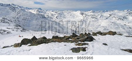 Duży panoramiczny widok na góry francuski z narciarskich poniżej utwór w dolinie Val Thorens S