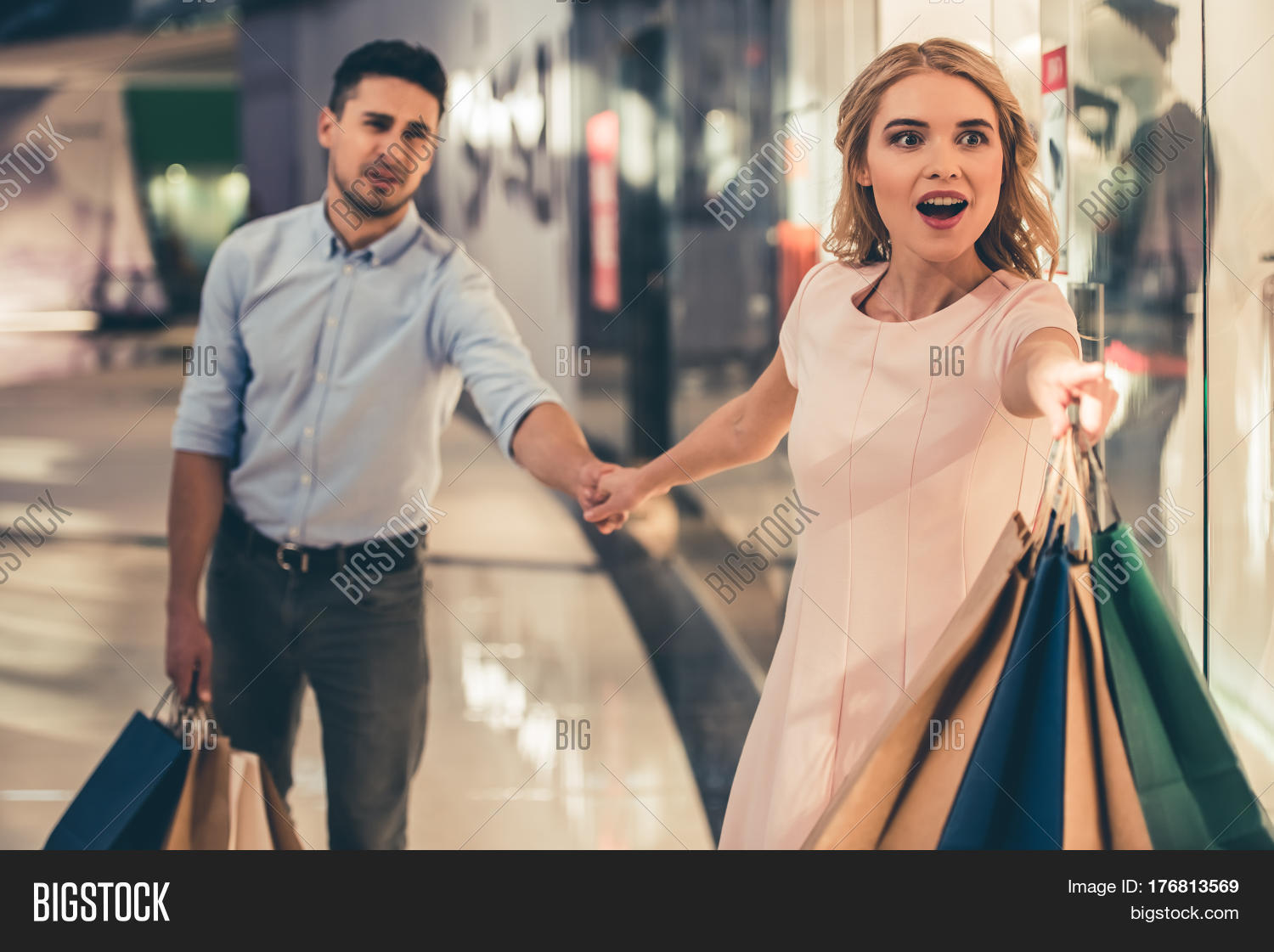 Шоппинг с подругами. Красивая девушка на шопинге. Шоппинг фото. Девушка с пакетами. Две девушки идут с покупками.