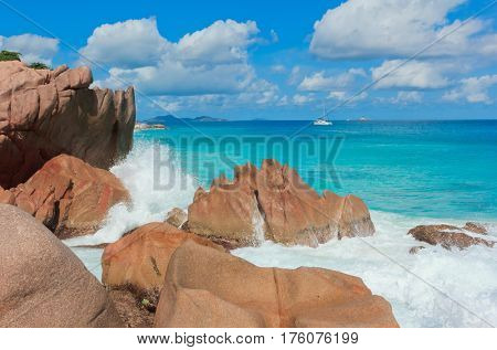 Natural Wonder Sunlit Sea Foam 