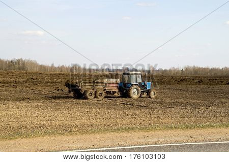 The introduction of organic fertilizers into the soil by a mechanized way
