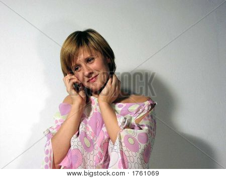 Dziewczyna mówi przez telefon 