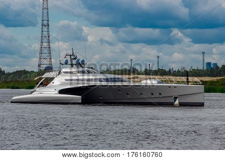 Large Silver Trimaran