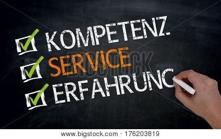 Kompetenz Service Erfahrung (in german Competence service experience) is written by hand on blackboard: