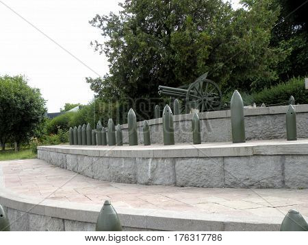 Memorial from the WWI. In 1917 during World War I, the Battle of Mărăşeşti between the Kingdom of Romania and the German Empire was fought near the town. A mausoleum containing the remains of 5,073 Romanian soldiers was built to commemorate the Romanian v