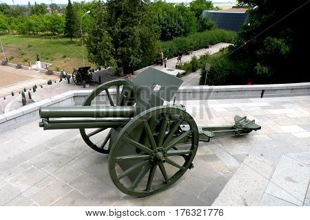 Marasesti, memorial from the WWI.In 1917 during World War I, the Battle of Mărăşeşti between the Kingdom of Romania and the German Empire was fought near the town. A mausoleum containing the remains of 5,073 Romanian soldiers was built to commemorate the 