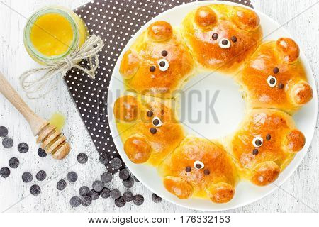 Bear bread buns - funny baking idea homemade honey buns shaped cute pull-apart bear