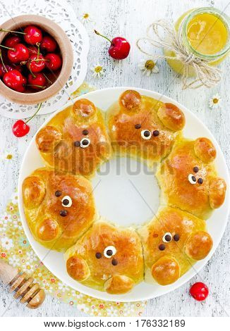 Bear bread buns - funny baking idea homemade honey buns shaped cute pull-apart bear