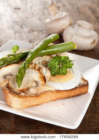 Leckere Toast Brot mit Eier Pilze und Spargel