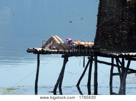 日光浴、日焼けの二人の女の子