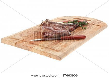 cibo di carne: manzo alla griglia di ricambio rib su piastra di legno con timo isolato su sfondo bianco