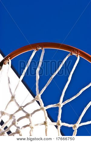 Basketbol halka mavi güneşli gökyüzü