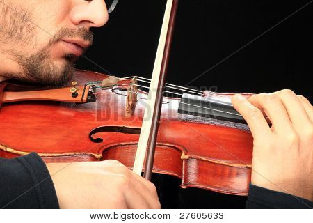 Violist close-up op zwart