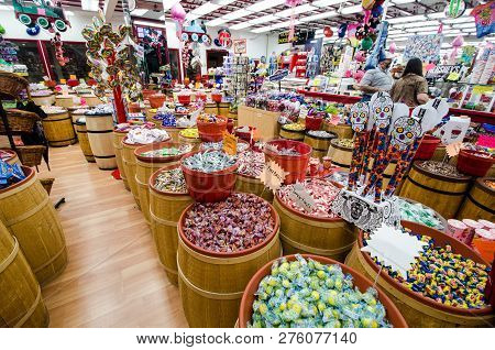 August 10 2018 - Monterey, California: A Taffy Shop In The Tourist Area Of Cannery Roy Sells Sweets 
