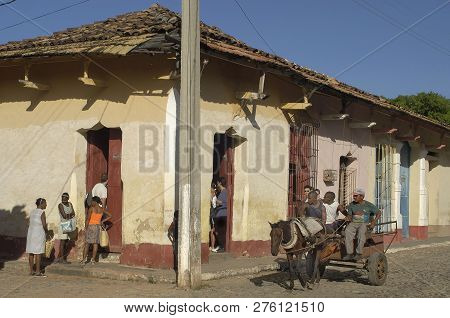 Santiago De Cuba, Cuba-april 14,2016: Streetlife Scene With Talking People And Horse And Carriage At