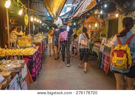 Samutsongkhram/thailand - 16 September 2107 : Unacquainted Thai People And Tourists Come To Visit Am