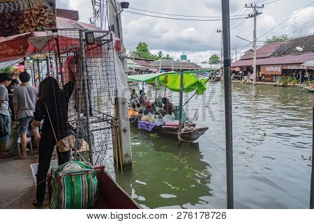 Samutsongkhram/thailand - 16 September 2107 : Unacquainted Thai People And Tourists Come To Visit Am