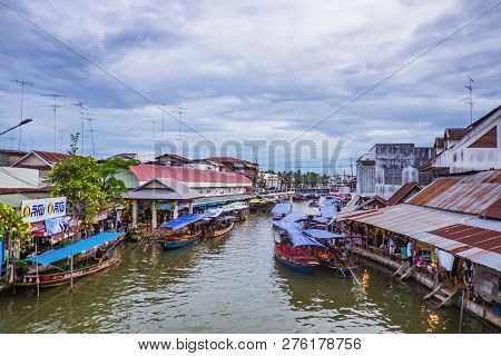 Samutsongkhram/thailand - 16 September 2017 :beautiful View From Amphawa Floating Market In Holiday 