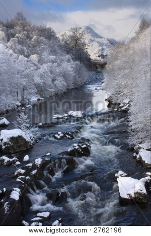 En skotsk flod i vinter