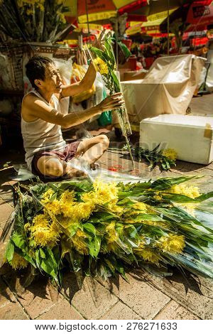 Singapore - June 2012: An Unidentified Chinese Man Sells Bouquets Of Fresh Flowers On The Street Of 
