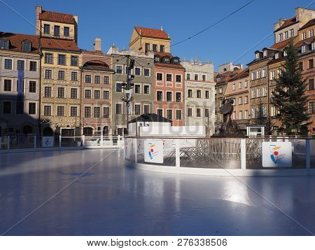 Warsaw, Poland On December 2018: Historical Buildings At Old Town Market Place And Icerink In Europe