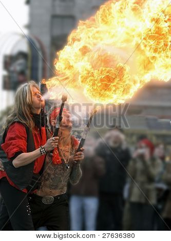 Arte callejero en Amsterdam: par de escupir fuego en la presa en Holanda Amsterdam