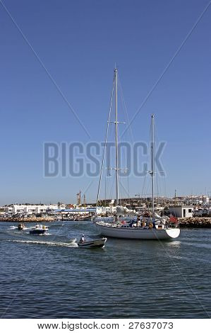 Sailingyacht in de haven van Lagos in Portugal