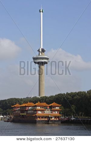 네덜란드의 로테르 담 항구에 떠 있는 중국요리와 Euromast