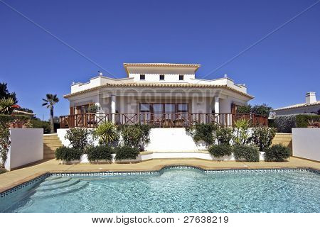 Algarve 포르투갈에 있는 수영장으로 아름 다운 컴