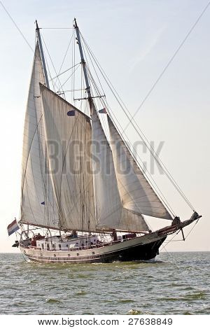 Velero tradicional vela en el IJsselmeer en los Países Bajos