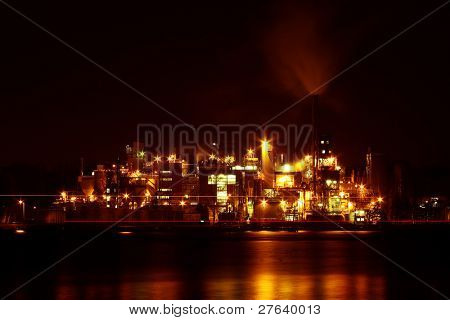 Petroleum raffinaderij in de haven van Amsterdam bij nacht in Nederland