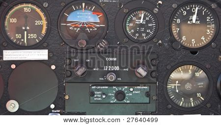 Starý přístroj v pilotní kabině