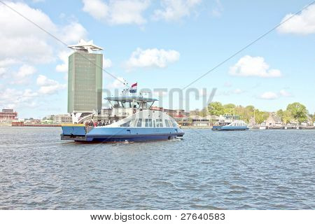 Fähren auf der Ij in Amsterdam Niederlande
