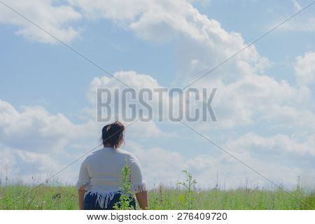 The Girl Is Traveling In The Grass Field Desho Grass