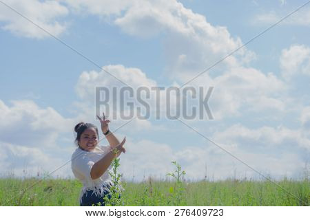 The Girl Is Traveling In The Grass Field Desho Grass