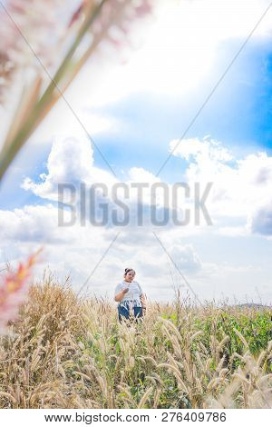 The Girl Is Traveling In The Grass Field Desho Grass