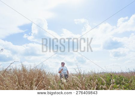 The Girl Is Traveling In The Grass Field Desho Grass.