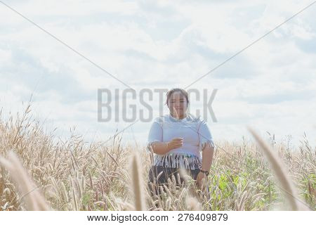 The Girl Is Traveling In The Grass Field Desho Grass