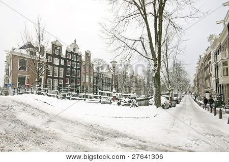 Streetview von schneebedeckten Amsterdam in den Niederlanden