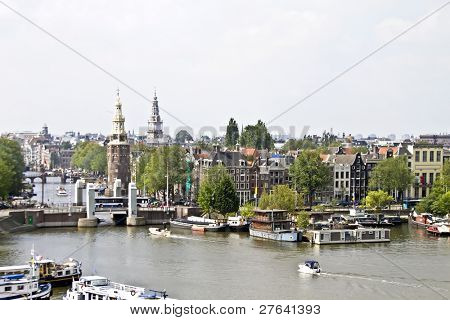 klassische Amsterdam Blick auf den Hafen von Amsterdam in den Niederlanden