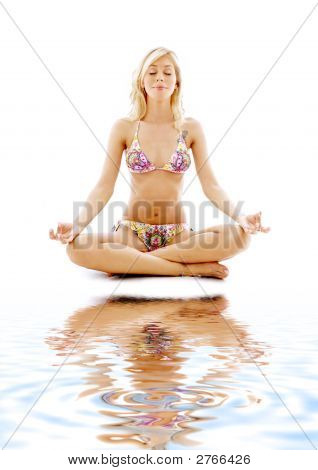 Meditaatio valkoisella hiekalla