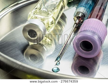 Jeringa Con Gota De Medicamento En La Aguja, Imagen Conceptual