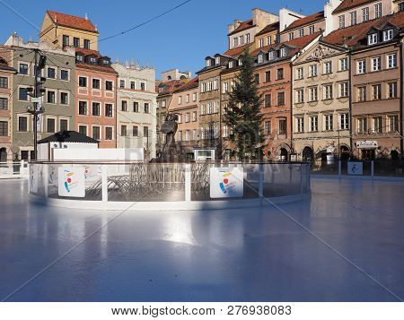 Warsaw, Poland On December 2018: Wonderful Buildings At Old Town Market Place And Icerink In Europea