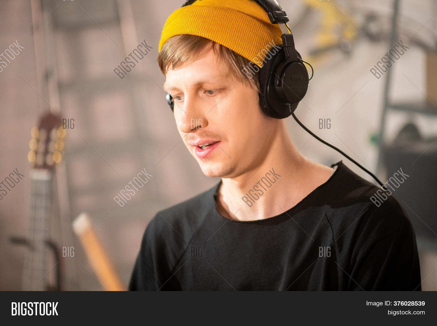 Beanie and headphones Outlet