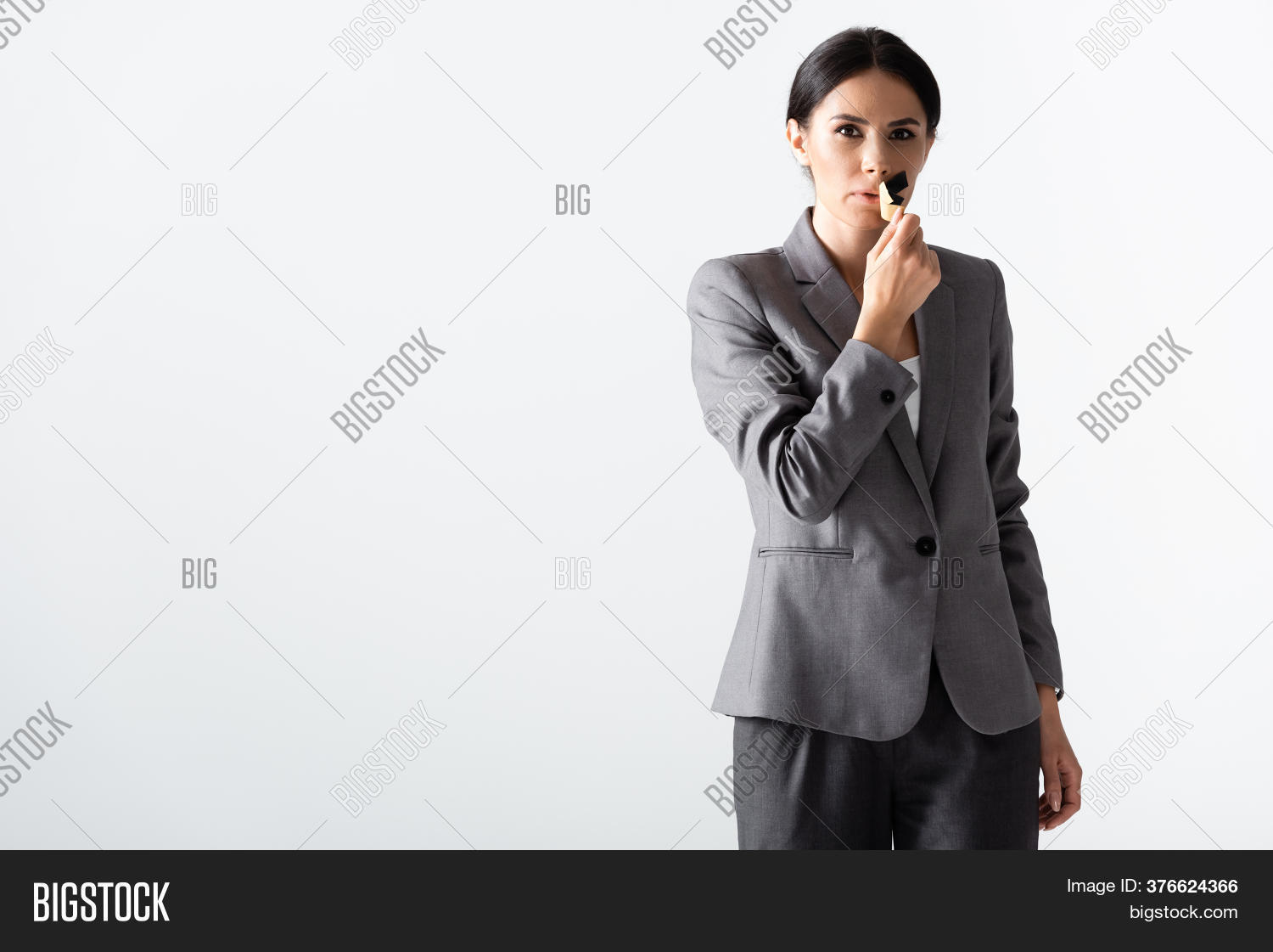 сняла пиджак. пиджак с плечами. пиджак женский. сняла пиджак. девушка в пиджаке.