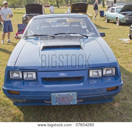 1980 Modrý Ford Mustang čelní pohled