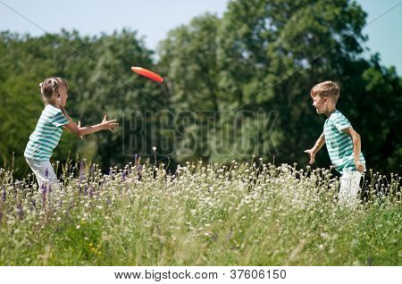 Crianças jogando frisbee