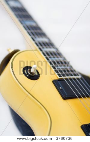 Gitarr med urklippsbana ingår