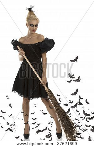 Sexet pige i Halloween dragt med Besom i alle hænder